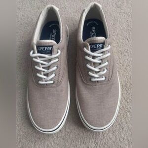 Men’s Sperry top-sider. Size 10.5, Khaki.